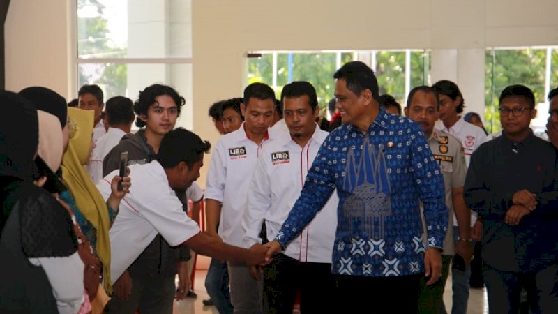 Bupati Barru, Suardi Saleh menyalami pengurus Pemuda LIRa Barru, Kamis (13/2/2020).