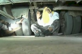 Diamuk Keluarga Istri Pertama di Resepsi Pernikahan Ketiga, Pria Ini Sembunyi di Kolong Bus