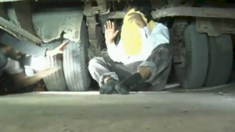 Pengantin pria bersembunyi di kolong bus saat diamuk keluarga istri pertama.