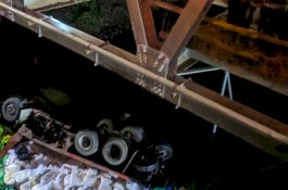 Lantai Jembatan Bojo Ambruk, Truk Pengangkut Pupuk Terperosok ke Sungai