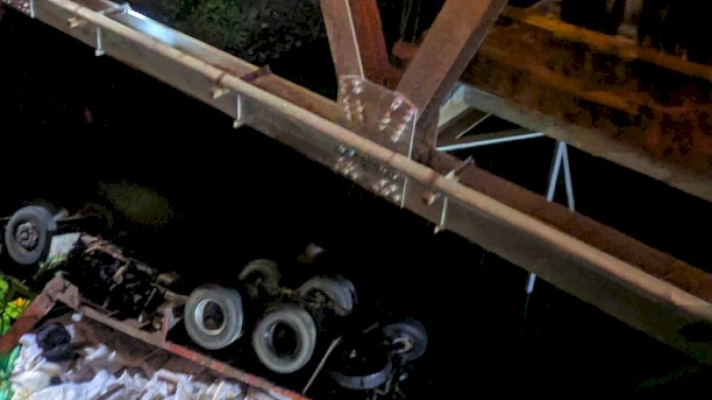 Kondisi jembatan Bojo dan truk yang terperosok, Kamis malam (13/2/2020).