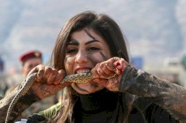 Ritual Pejuang Kurdi Lulus Pendidikan, Gigit Ular dan Kelinci Hingga Robek