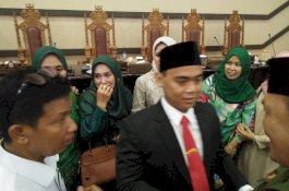 Usai Dilantik, Rachmat Dikawal Ketat Lewat Tangga Gedung DPRD: Tidak Ada Wawancara!