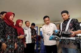 Di Kampus AK-Manufaktur, Bupati Bantaeng Tercengang dengan Robot Pengangkut Barang