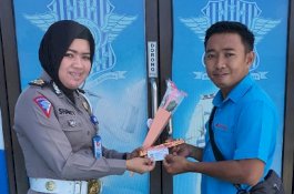 Kapan Lagi, Lulus Ujian Bikin SIM Dapat Bunga dari Polwan Cantik Polres Gowa
