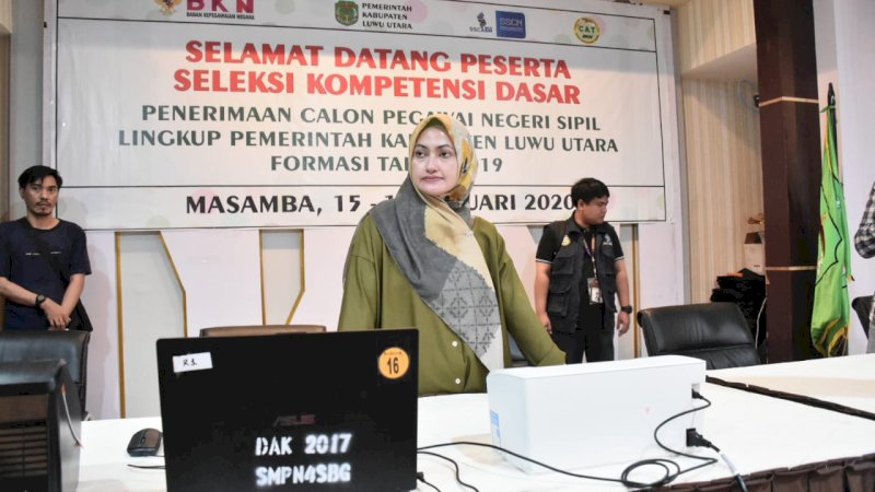 Bupati Luwu Utara (Lutra) Indah Putri Indriani saat meninjau persiapan tes CPNS.