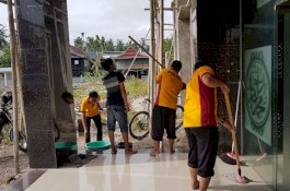 Personel Polsek Belawa Bersihkan Masjid Setiap Hari Jumat