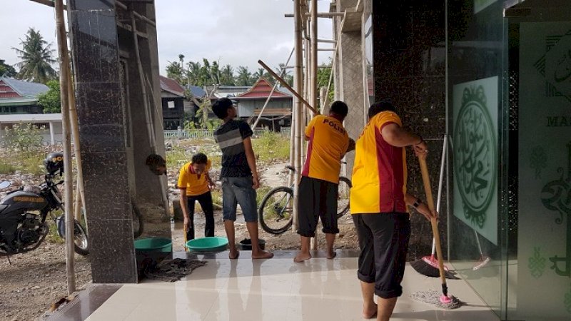 Polsek Belawa membersihkan masjid, Jumat (14/2/2020).
