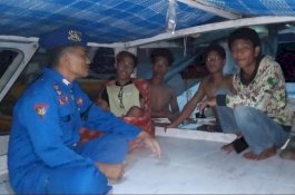 Malam-Malam, Satpolair Polres Pelabuhan Makassar Patroli Beri Binluh ke ABK Nelayan