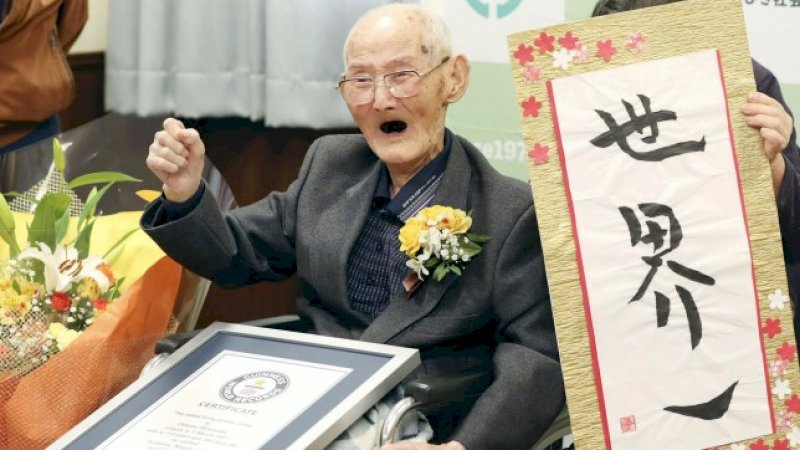 "Terus Tersenyum," Pria Tertua di Dunia Ungkap Rahasia Berumur 112 Tahun