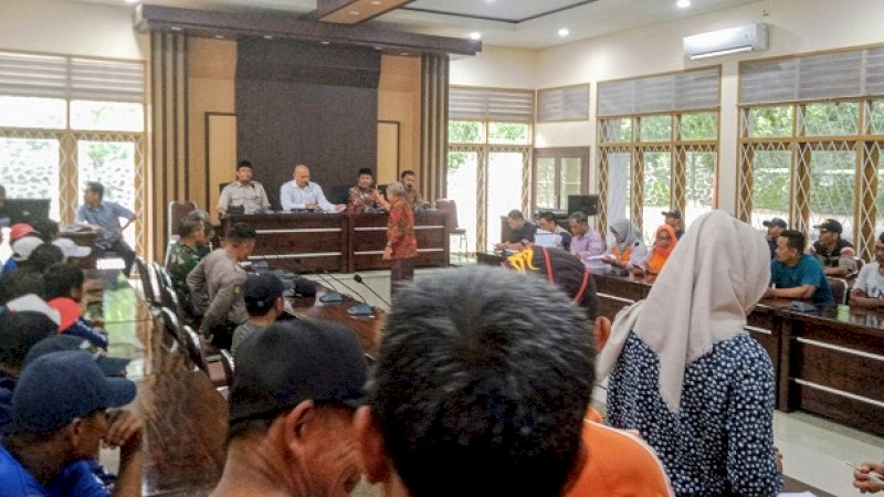 Petani dari Kecamatan Tanasitolo menyampaikan aspirasinya di DPRD Wajo, Jumat (14/2/2020).