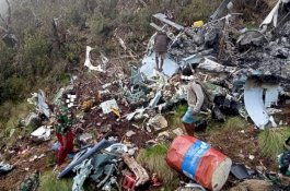 Pasukan Setengah Bugil OPM Pamer Senjata dan Amunisi Rampasan Heli MI-17