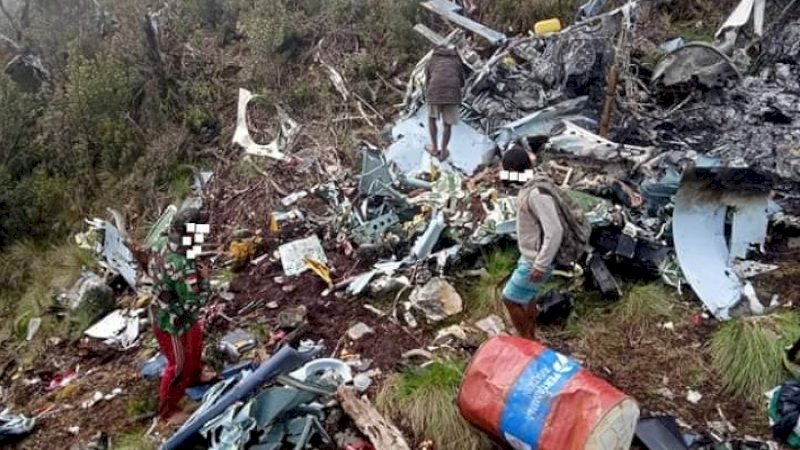 Puing-puing helikopter MI-17 di pegunungan Oksibil, Papua.