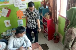 Lantai SDN Unggulan Gowa Rusak Parah, Dua Siswa Kakinya Luka Robek