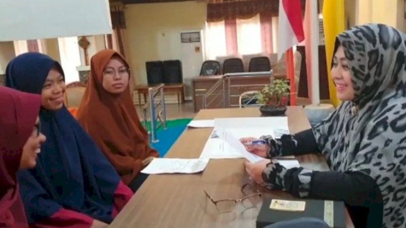 Erna Rasyid Taufan (kanan) saat menguji calon guru SDIT Ahmad Dahlan.