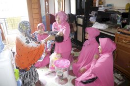 Jumat Berbagi, Bhayangkari Bantaeng Kunjungi Bocah Penderita Hidrosefalus