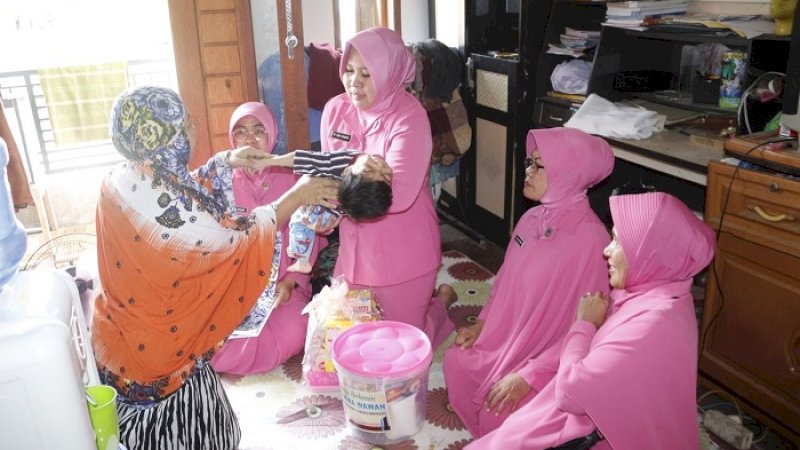 Rombongan Bhayangkari Cabang Bantaeng berkunjung di Dusun Tino Toa, Desa Bonto Jai, Kecamatan Bissappu, Kabupaten Bantaeng, Jumat (14/2/2020).