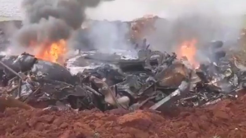 Helikopter milik Suriah yang terbakar usai jatuh.