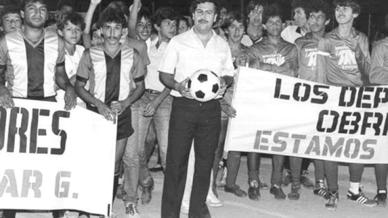 Pablo Escobar (tengah)