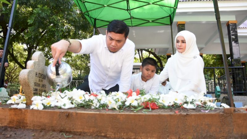 Sebelum Deklarasi, Adnan Minta Restu Ibu dan Siarah ke Makam Ayahnya