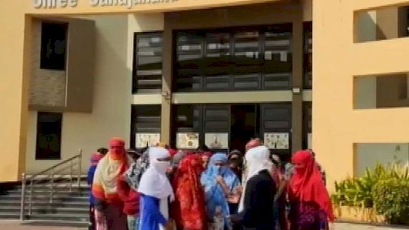Mahasiswi Dipaksa Buka Pakaian Dalam, yang Menstruasi Dilarang Masuk Kampus