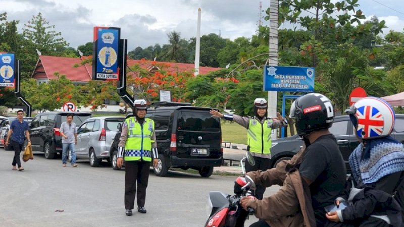 Polwan dari Satlantas Polres Wajo mengamankan pelaksanaan salat Jumat di Masjid Ummul Qura', Jumat (14/2/2020).