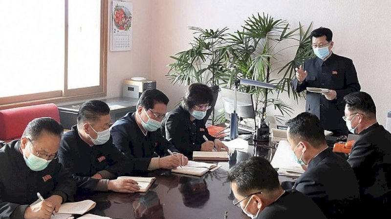 Perdana Menteri Korea Utara Kim Jae Ryon (kanan atas) mengadakan pertemuan di markas darurat anti-epidemi di Pyongyang, Korea Utara. (AP)