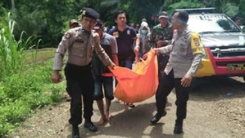 Polisi saat mengevakuasi mayat Baco.