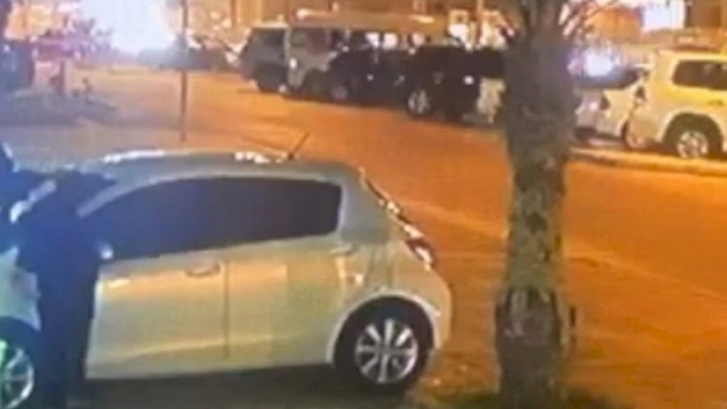 Detik-detik perusakan mobil mantan tunangan.