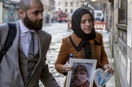 Ayah Ibu Hancur, Mereka Kalah di Pengadilan untuk Selamatkan Hidup Bayinya