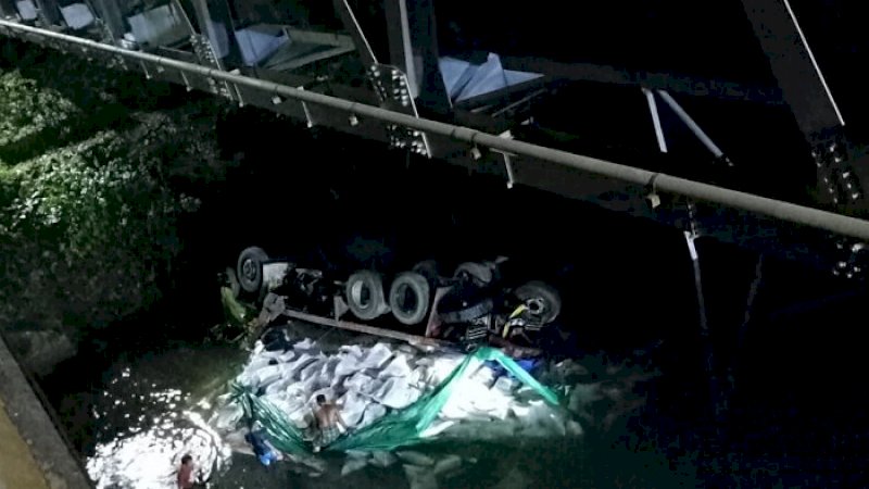 Truk yang jatuh di Jembatan Bojo, Barru.