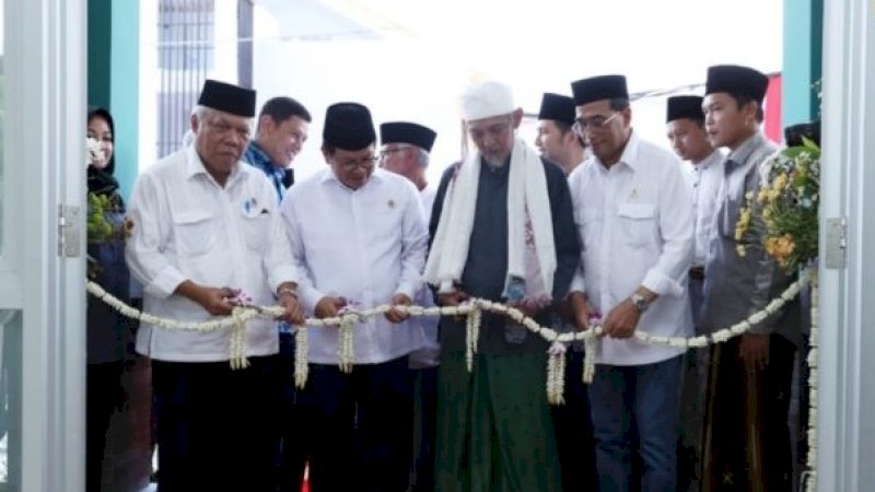 Tiga menteri meresmikan rusun Ponpes Lirboyo, Kediri, Sabtu (15/2/2020).