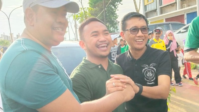 Askar HL (kiri) dan Arum Spink mengapit Wakil Ketua DPW PPP Sulsel, Imam Fauzan.