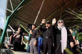 Taufan Pawe Dadah-dadah Lepas Peserta Jalan Sehat PKK Parepare