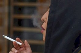 Wanita Saudi Merokok di Depan Umum untuk 'Melengkapi' Kebebasannya