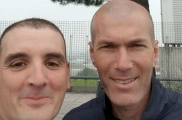 Bukannya Marah, Pria Ini Mengajak Swafoto Usai Ditabrak Zinedine Zidane