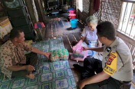 Bhabinkamtibmas di Pangkep Ambil Hasil Kebun lalu Bagikan kepada Warga Kurang Mampu