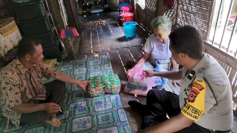 Aipda Sumardi mengunjungi warga binaan dan berbagi sembako.