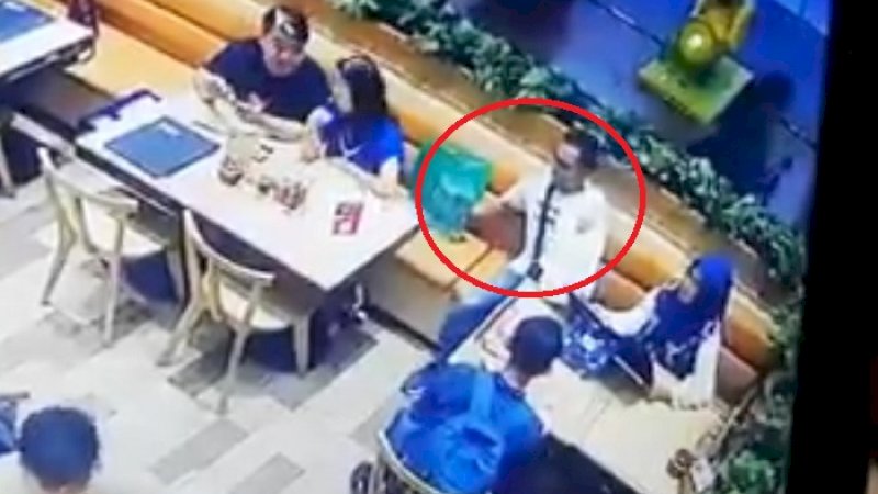 Aksi pelaku di sebuah restoran.