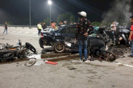 Sopir Mabuk Melawan Arus di Pintu Tol, Satu Mobil dan Tiga Motor Hancur