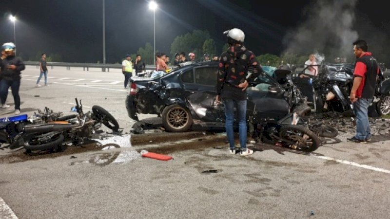 Sopir Mabuk Melawan Arus di Pintu Tol, Satu Mobil dan Tiga Motor Hancur
