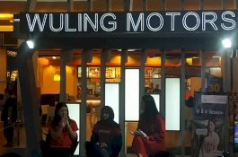 Pemain Film 'Aku Tahu Kapan Kamu Mati' Sambangi Booth Wuling Kumala di Makassar