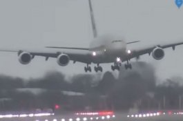 Mendebarkan, Video Pilot Etihad A380 Menantang Badai saat Hendak Mendarat