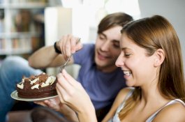 Usai Makan Cokelat, Pria Bisa Bergairah Cukup dengan Cium Aroma Parfum Wanita