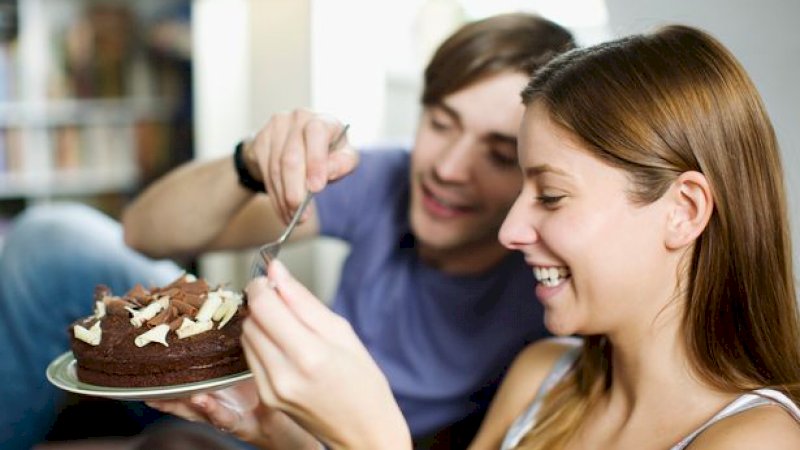 Usai Makan Cokelat, Pria Bisa Bergairah Cukup dengan Cium Aroma Parfum Wanita