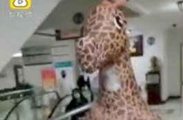 Tidak Punya Masker, Wanita di China Pakai Kostum Jerapah Buat Cegah Virus Corona