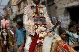 Karena Kasta, Pengantin Dilempari Batu oleh Warga Desa