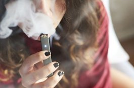Tenggorokan Wanita Ini Bengkak Gara-Gara Pakai Vape