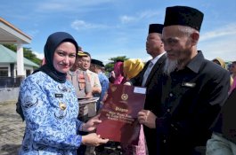 Serahkan Satyalancana Karya Satya kepada 204 ASN, Bupati IDP Ikut Dapat Penghargaan PMI