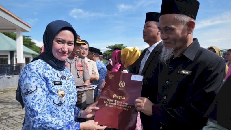 Bupati Luwu Utara, Indah Putri Indriani memberi penghargaan kepada ratusan orang, Senin (17/2/2020). 
